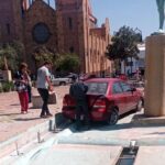 Adulto Mayor pierde control de su auto y se sube a la plaza Guillermo Baca