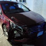 Pierde control del volante y destroza cajuela de auto estacionado